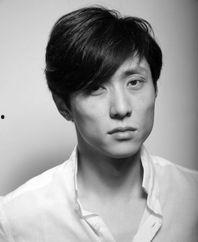 男演员王玮,光影之间，演绎男演员的多面人生